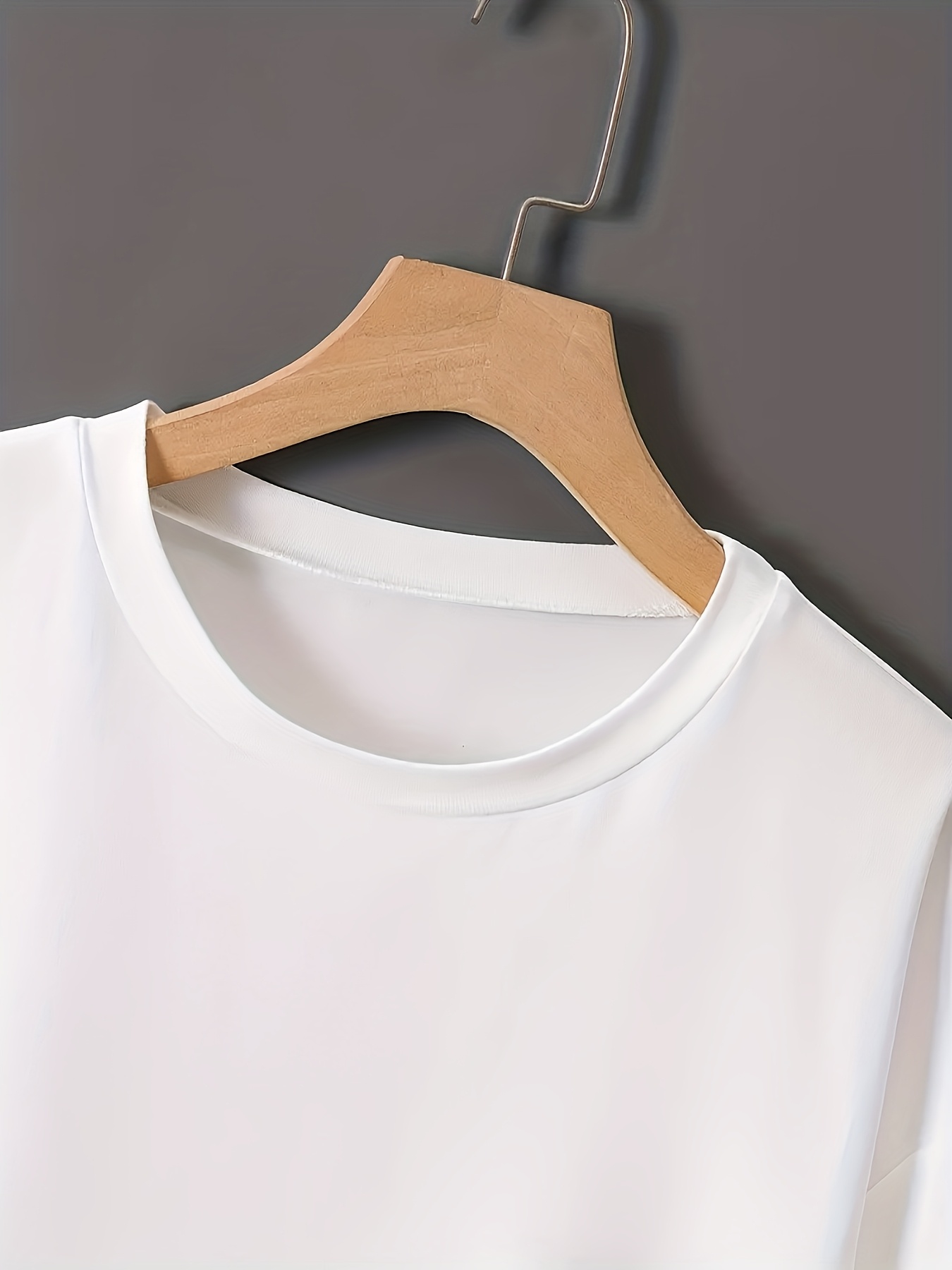 Een bedrukt T-shirt met een re - Summer Clothing Must Haves recensie en prijs